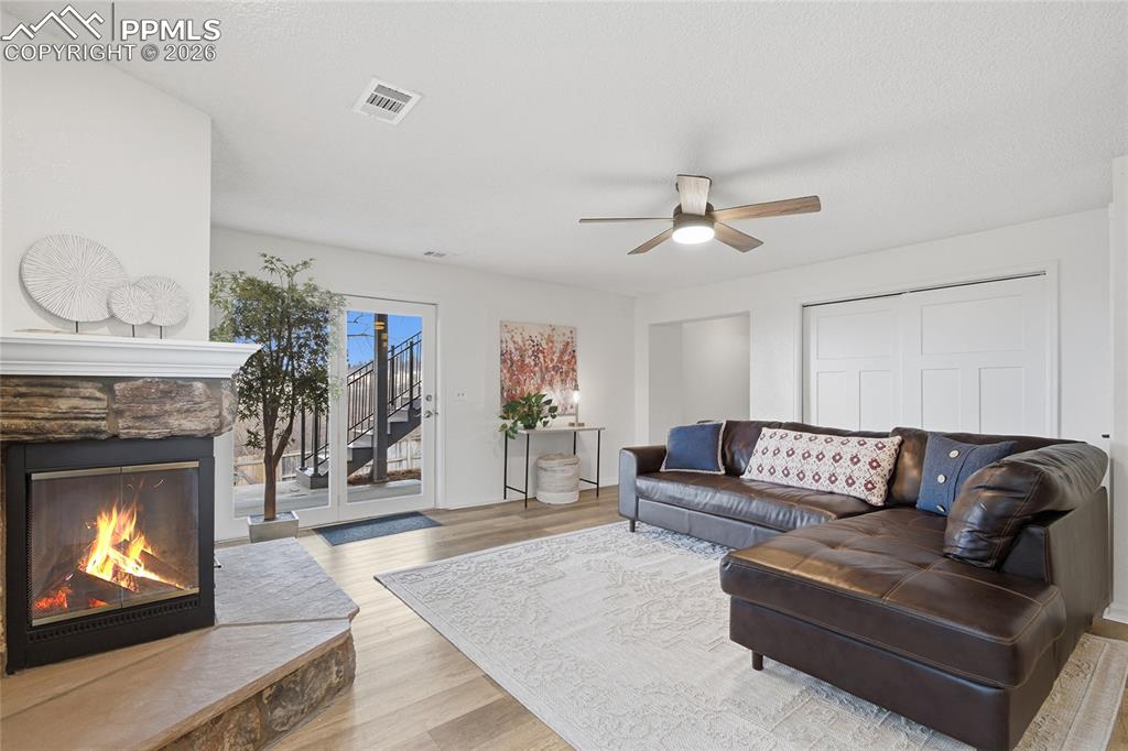 Image 34 of 42: Living Room