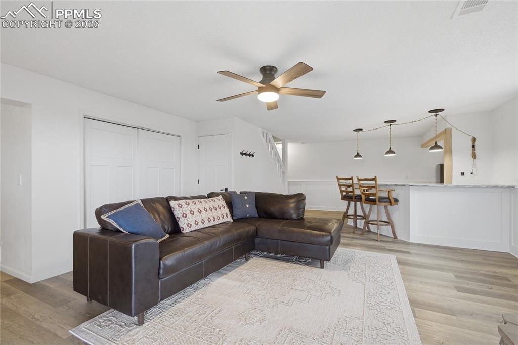 Image 35 of 42: Living Room