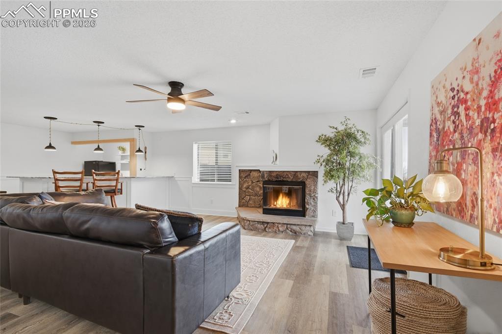 Image 37 of 42: Living Room