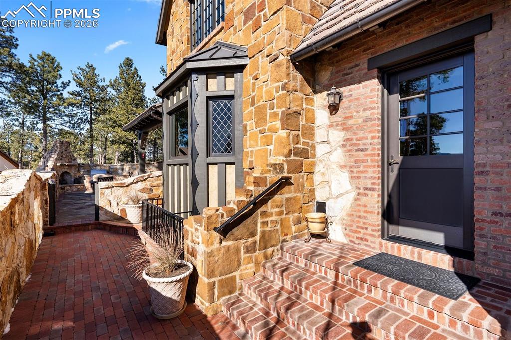 Image 10 of 50: Entry