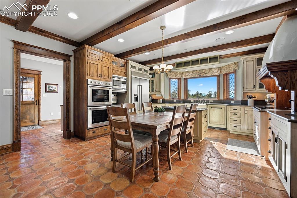 Image 14 of 50: Kitchen