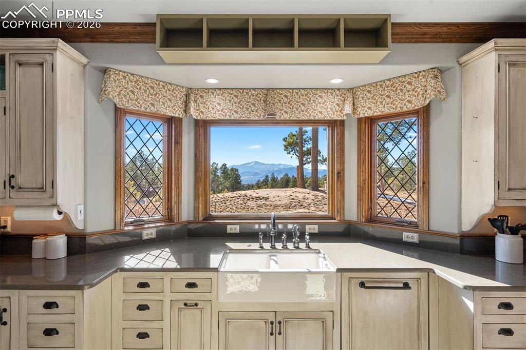 Image 16 of 50: Kitchen