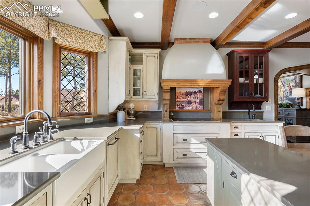 Image 17 of 50: Kitchen