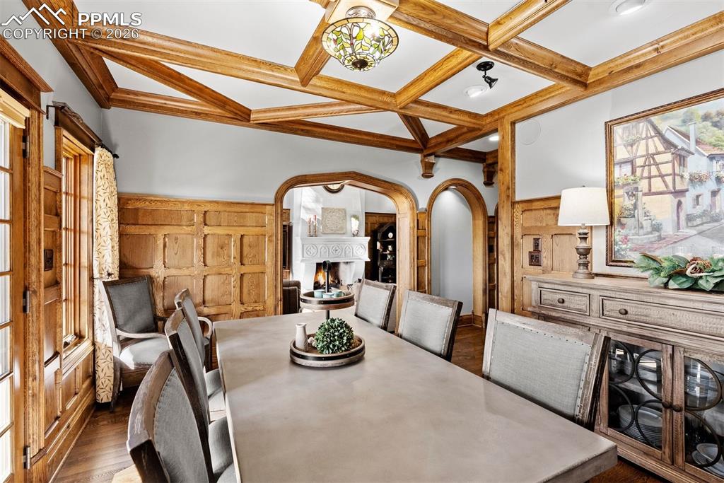 Image 21 of 50: Dining Area