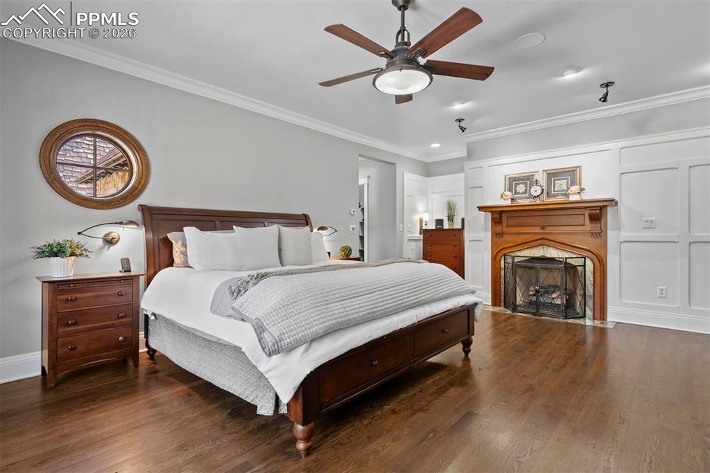 Image 22 of 50: Bedroom