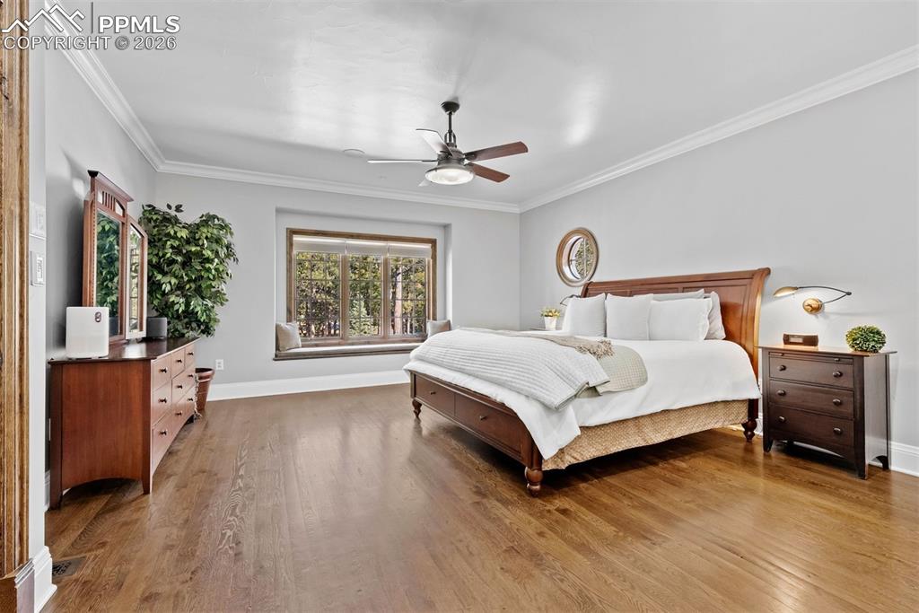 Image 23 of 50: Bedroom