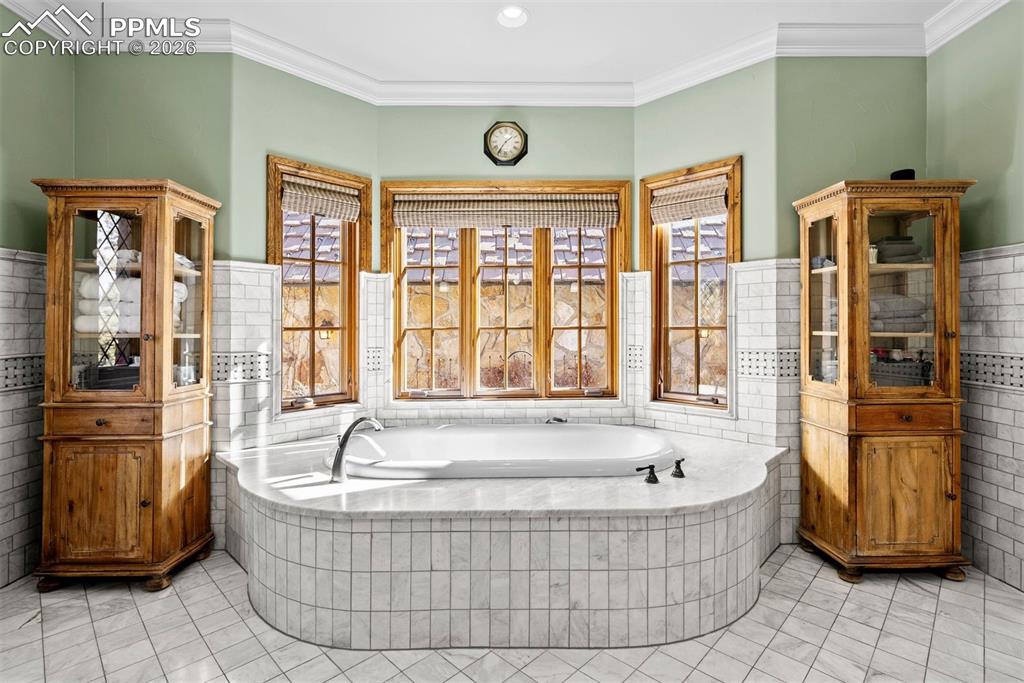 Image 25 of 50: Bathroom