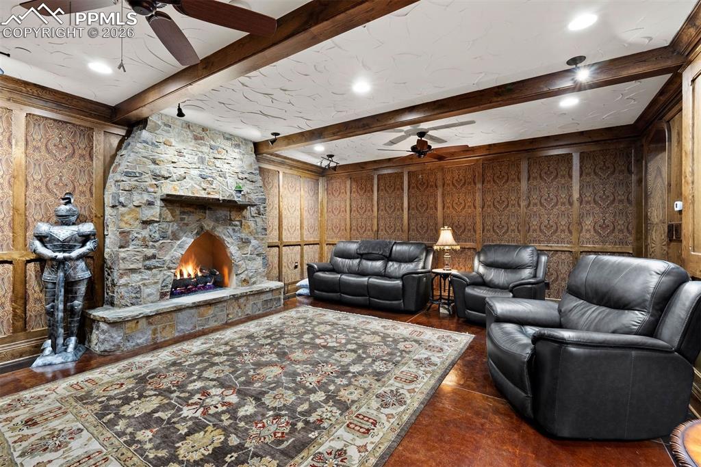 Image 26 of 50: Living Room