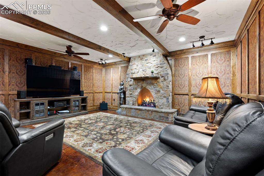 Image 27 of 50: Living Room