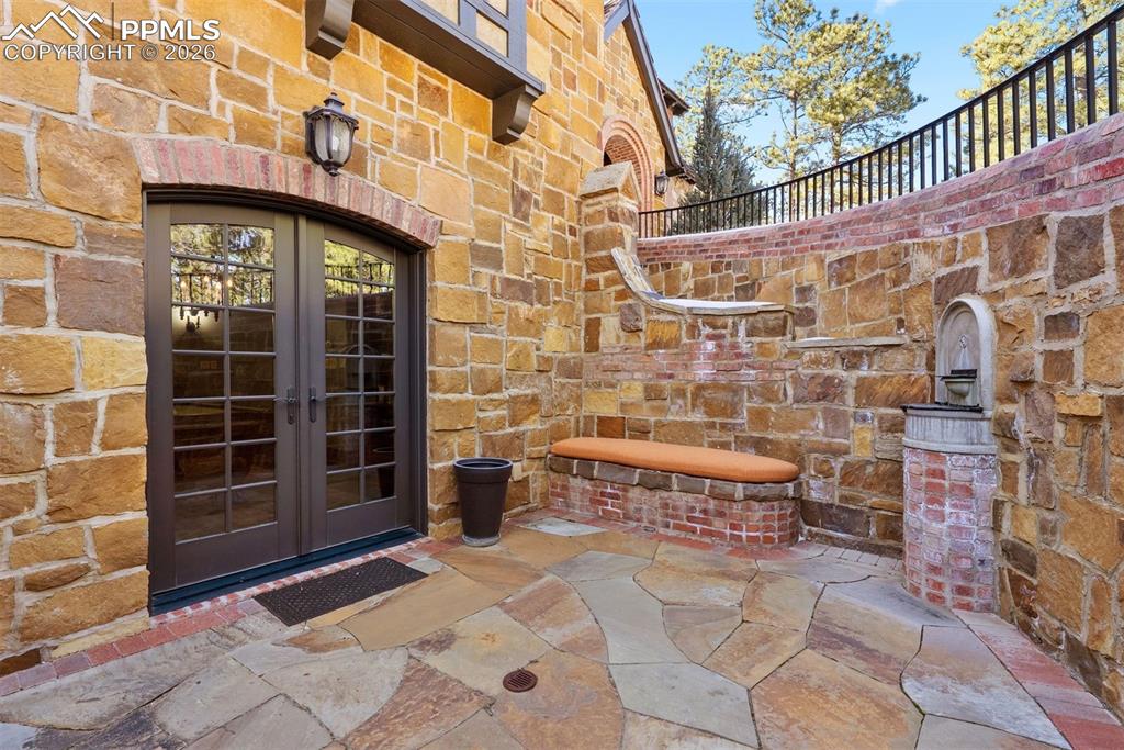 Image 31 of 50: Entry