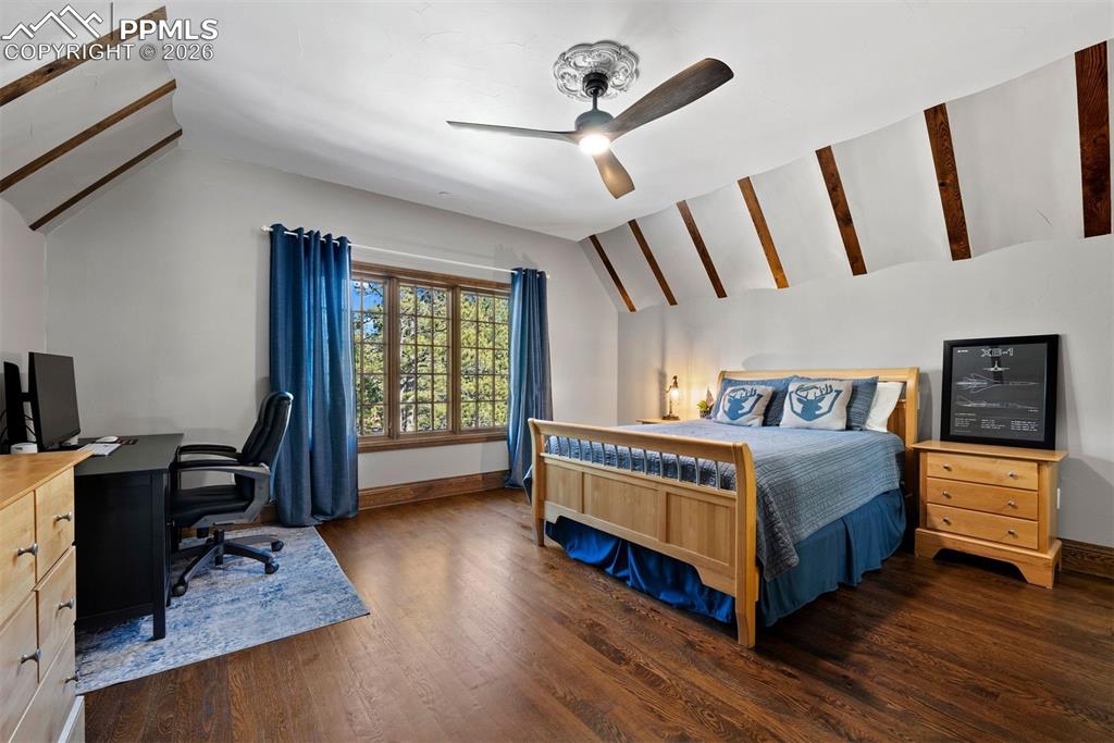 Image 35 of 50: Bedroom