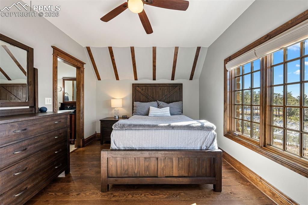 Image 36 of 50: Bedroom