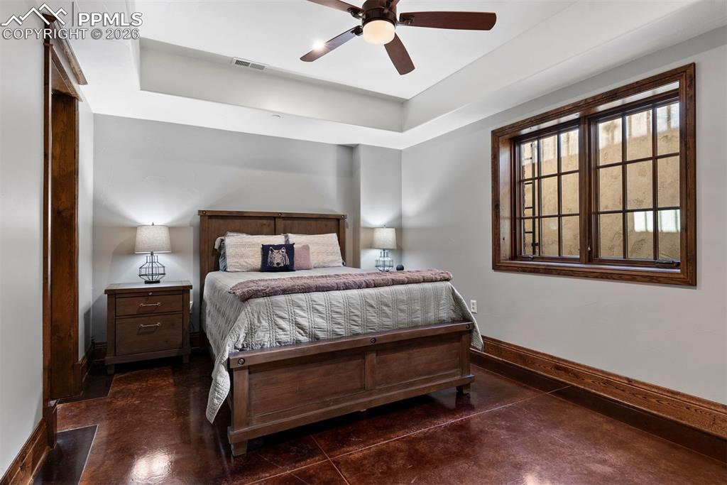 Image 39 of 50: Bedroom