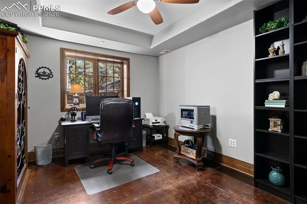 Image 40 of 50: Office