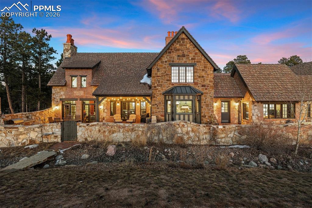 Image 5 of 50: Back of Structure