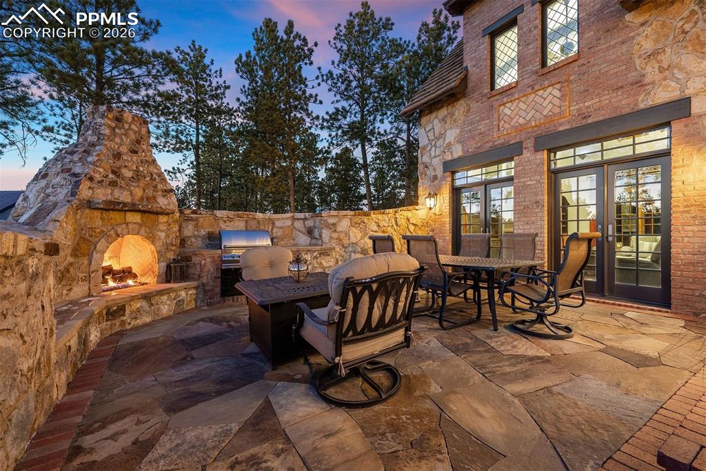 Image 9 of 50: Patio