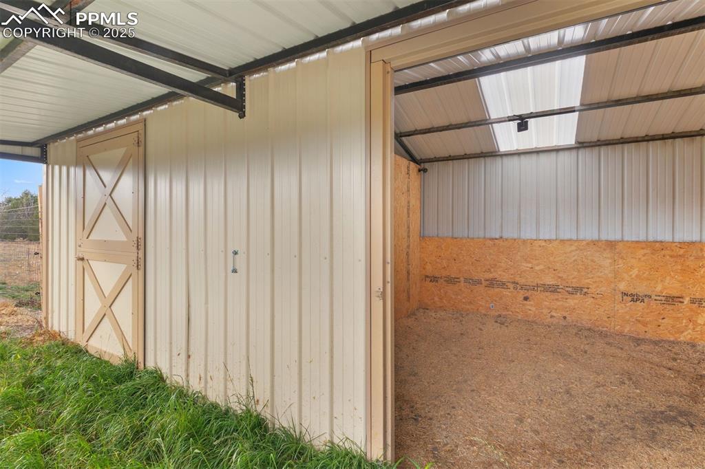 Image 35 of 41: Large stalls with attached tack room with power