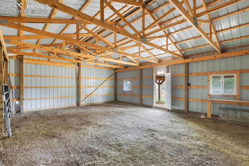 Image 37 of 41: Garage