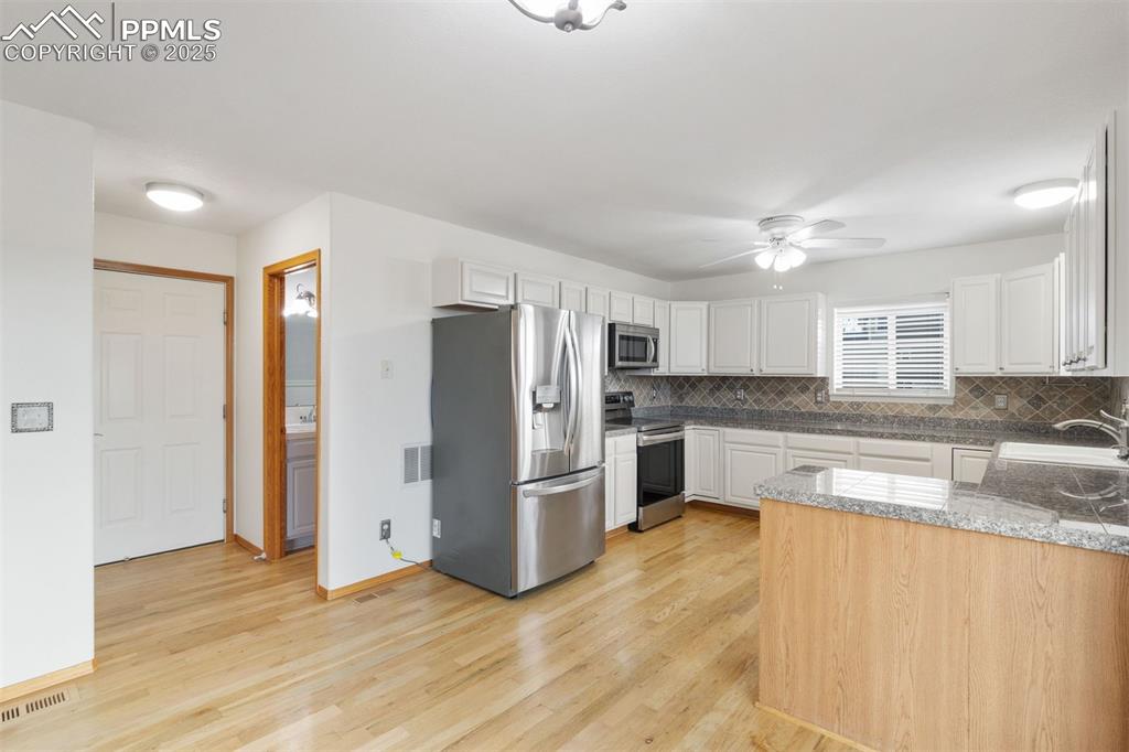 Image 9 of 41: Kitchen