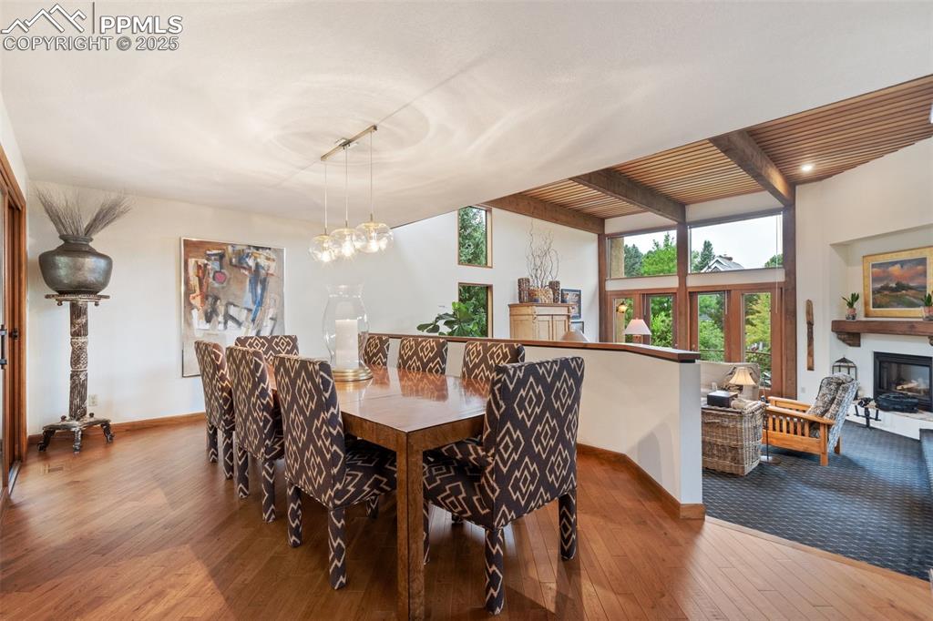 Image 10 of 49: Dining Area