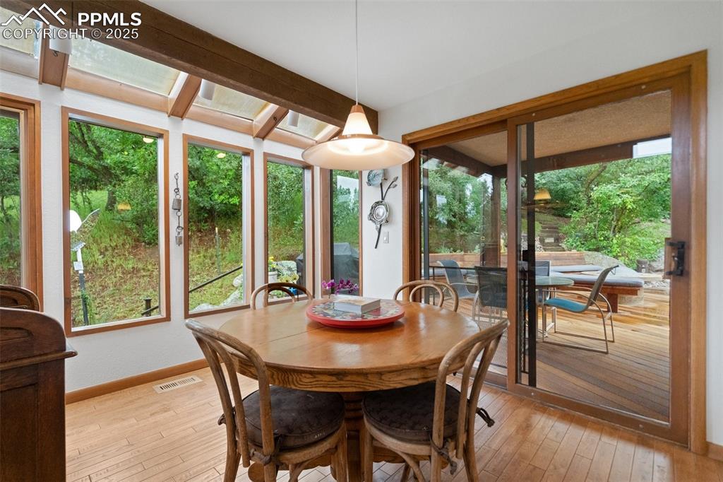 Image 14 of 49: Dining Area