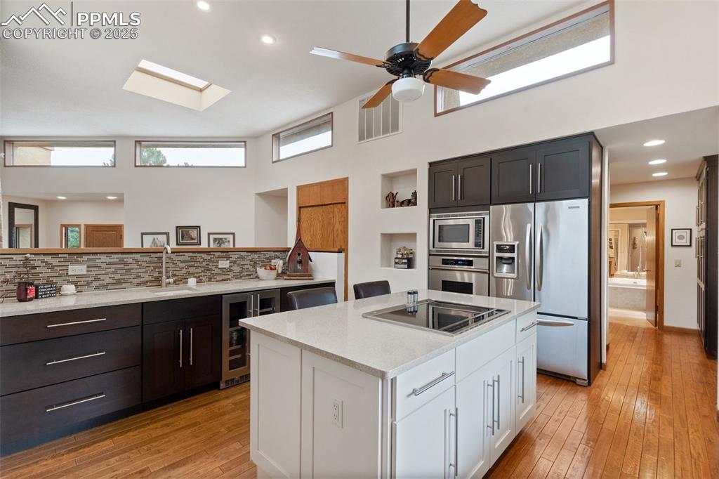 Image 15 of 49: Kitchen