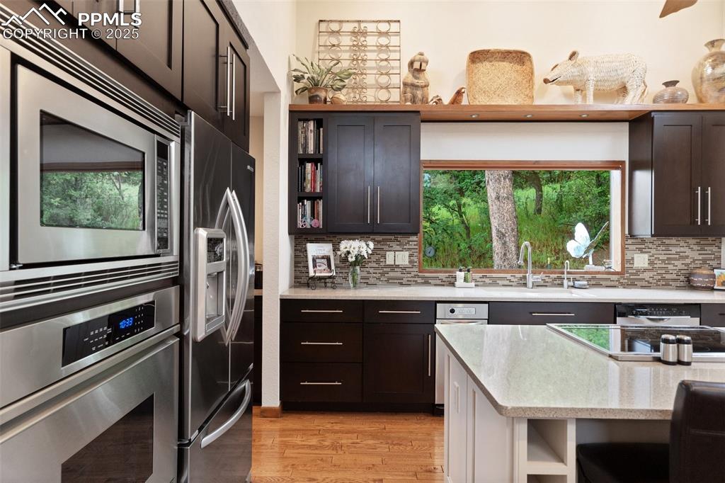 Image 19 of 49: Kitchen