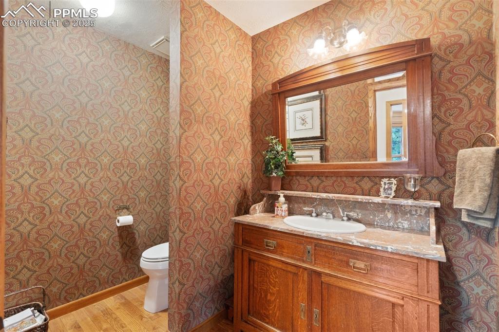 Image 23 of 49: Bathroom
