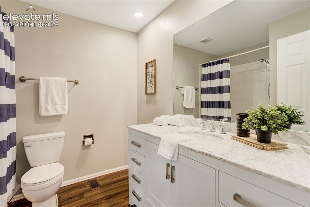 Image 16 of 48: Bathroom