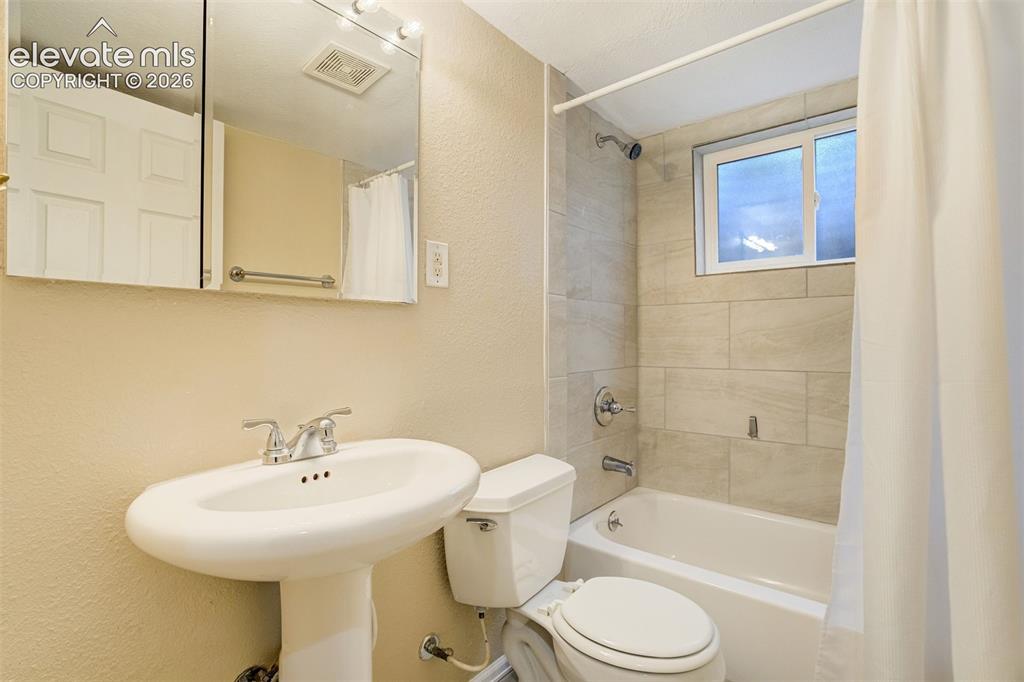 Image 32 of 48: Bathroom