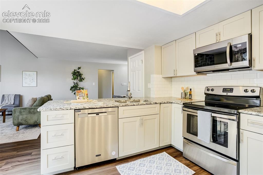 Image 7 of 48: Kitchen