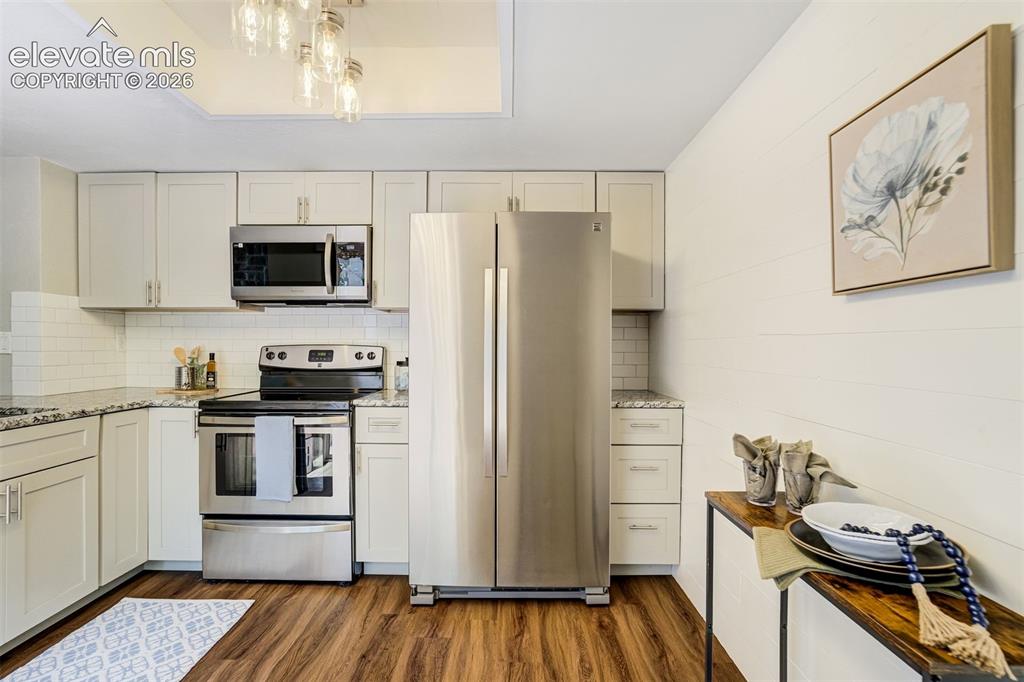 Image 8 of 48: Kitchen