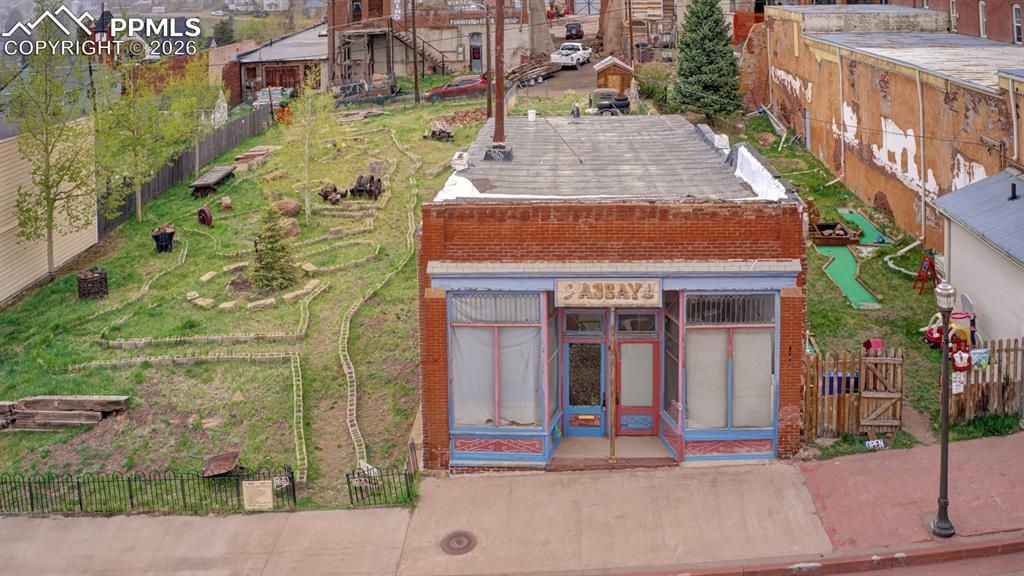 Image 15 of 17: Easy street access to storefront 