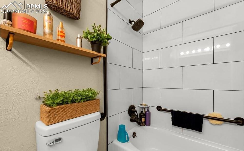 Image 14 of 32: Bathroom