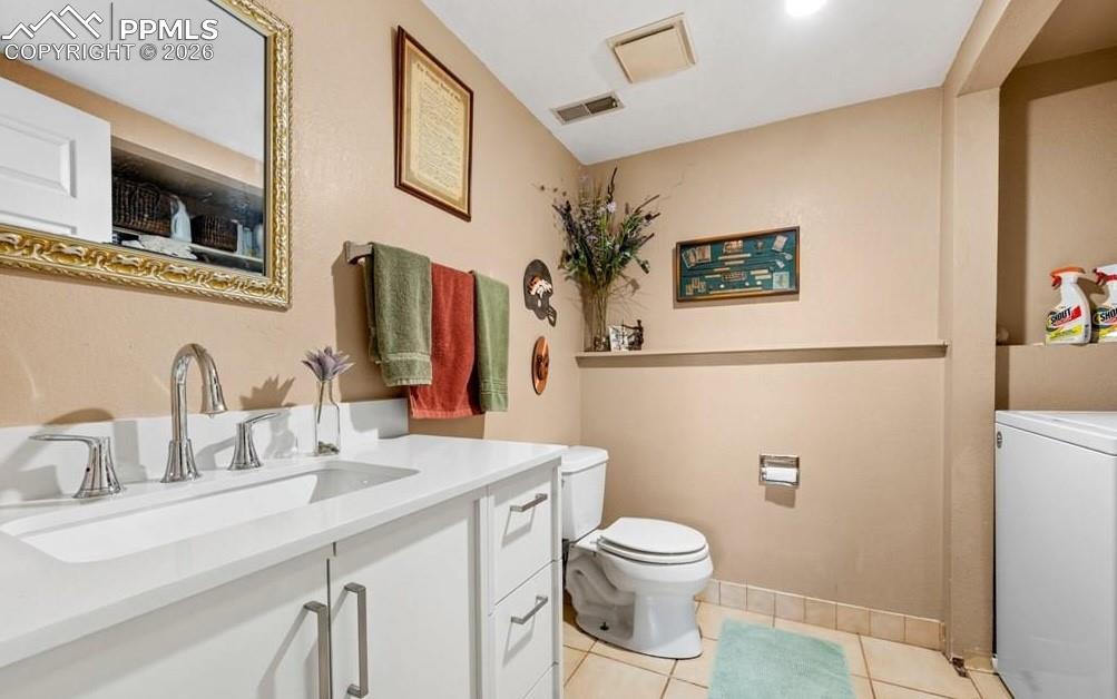 Image 21 of 32: Bathroom