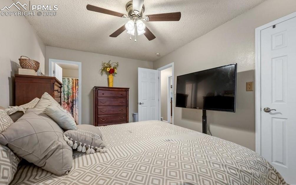 Image 8 of 32: Bedroom