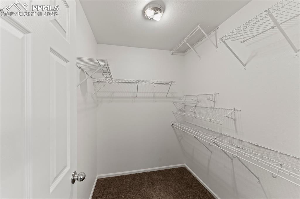 Image 16 of 25: Closet