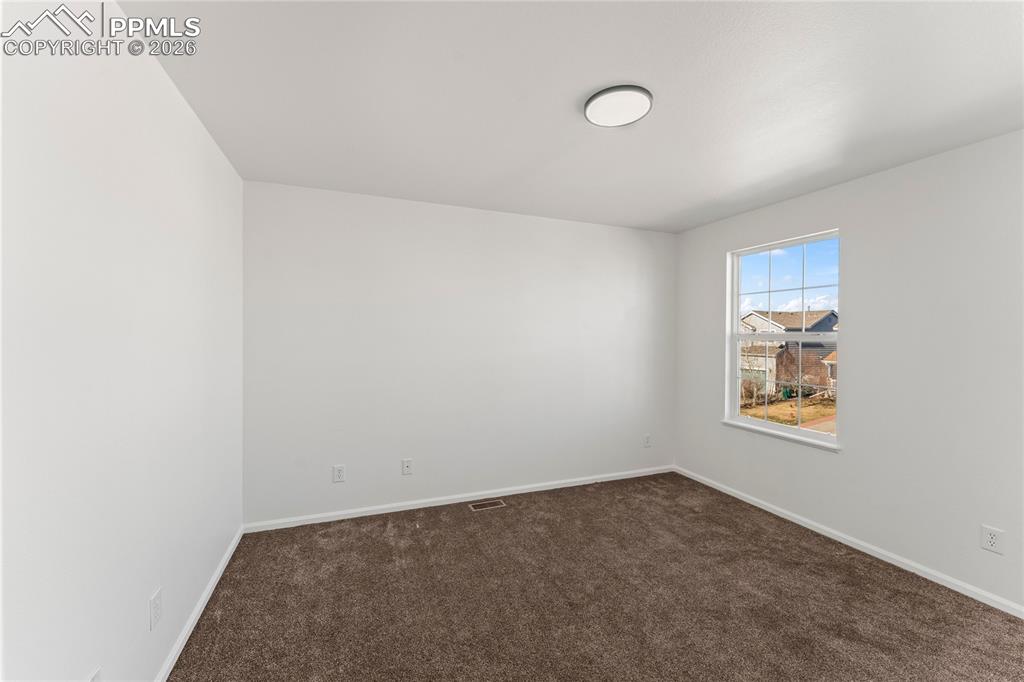 Image 18 of 25: Bedroom
