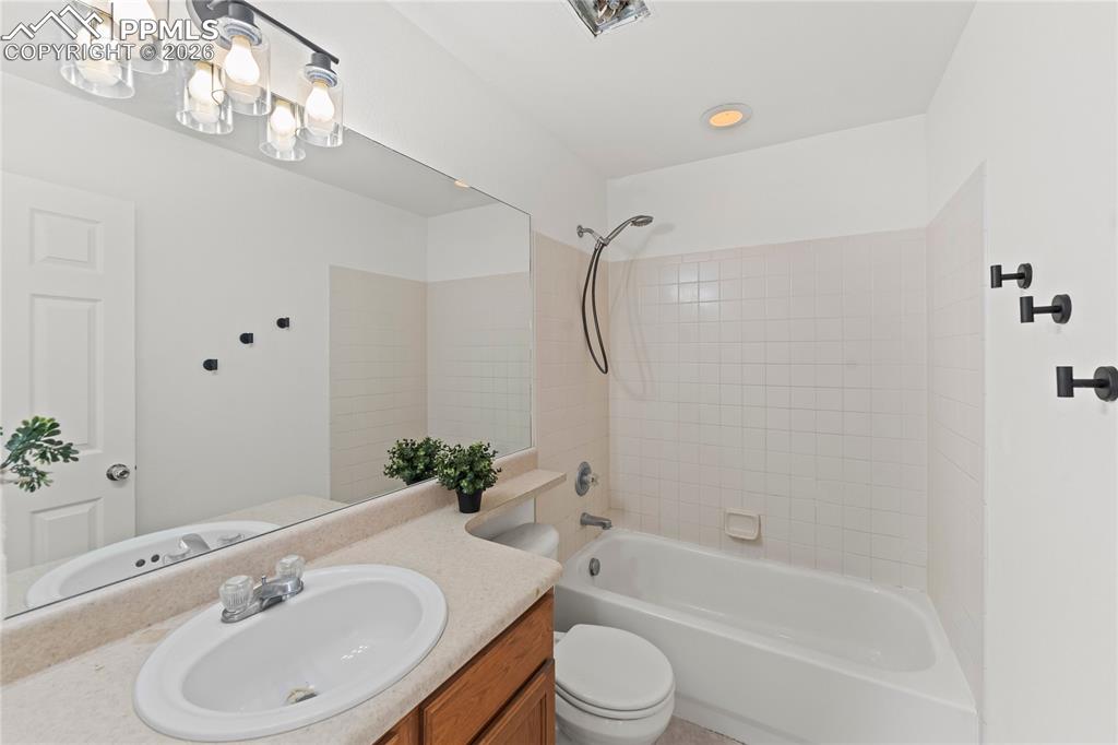 Image 19 of 25: Bathroom