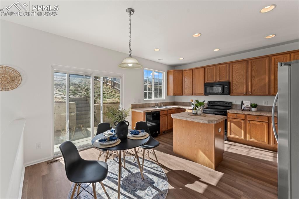 Image 5 of 25: Kitchen