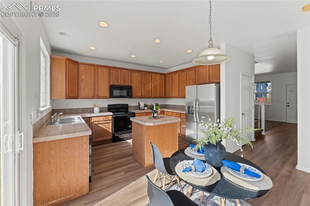 Image 6 of 25: Kitchen