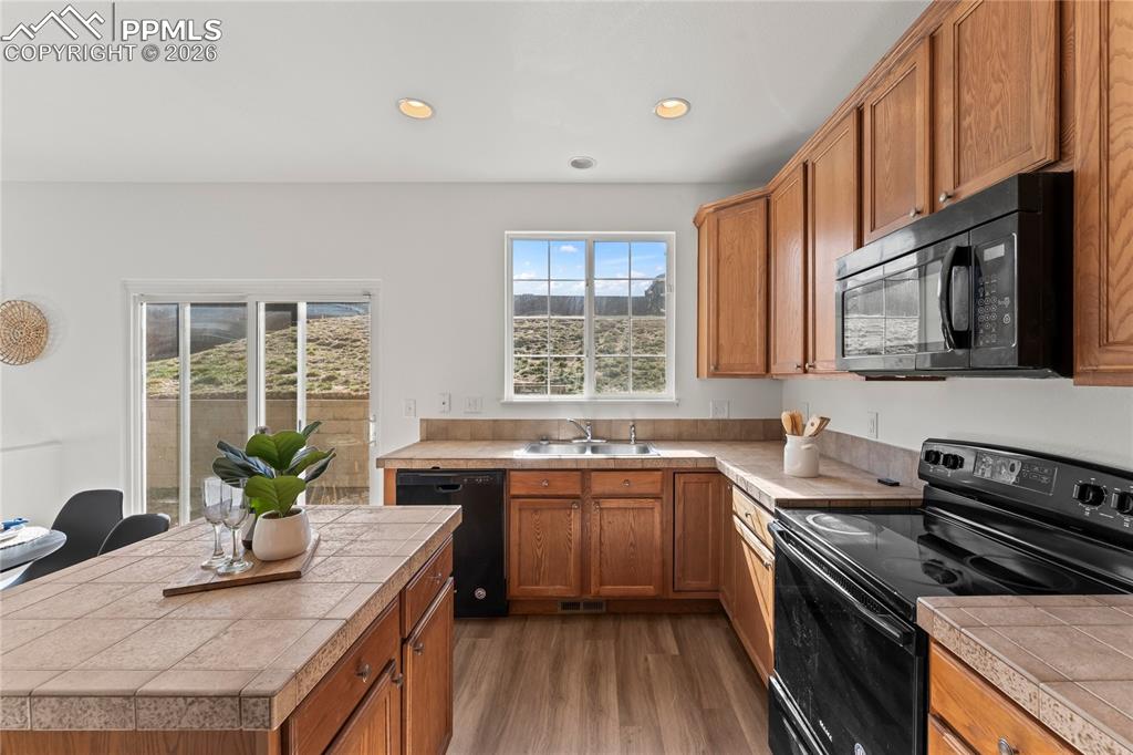 Image 7 of 25: Kitchen