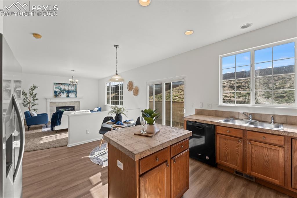 Image 8 of 25: Kitchen