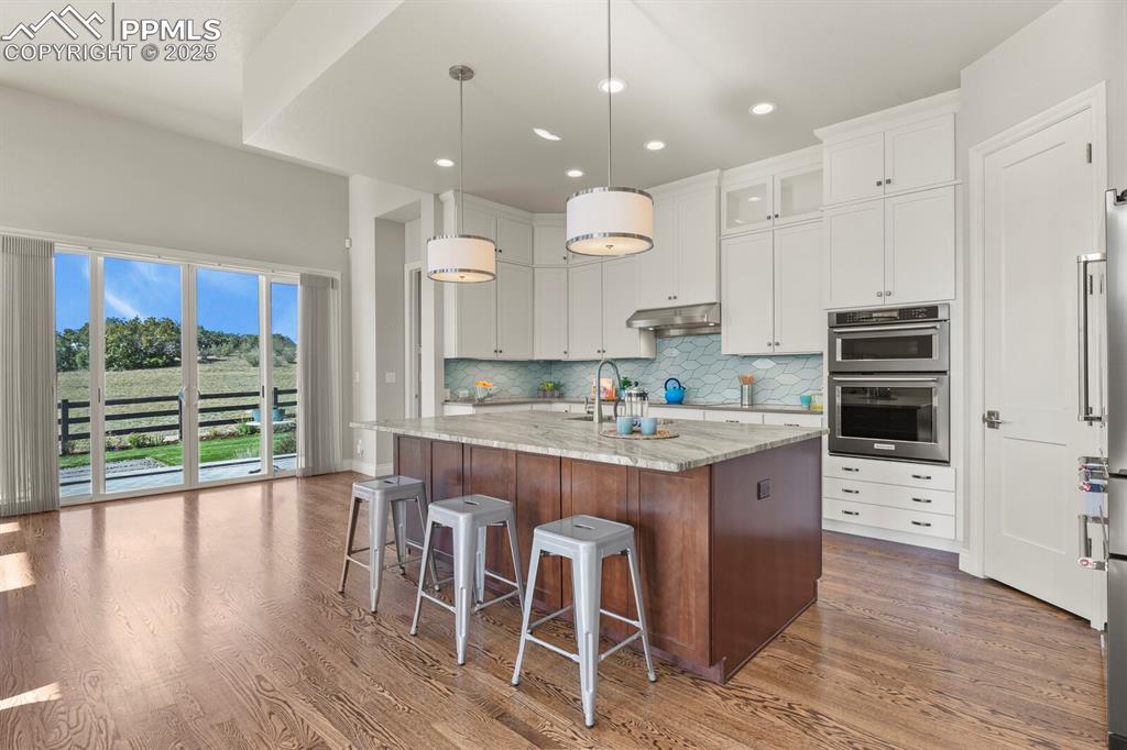 Image 10 of 50: Kitchen