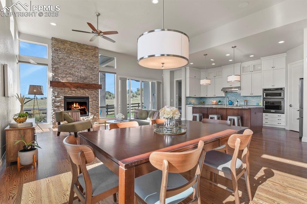 Image 14 of 50: Dining Area