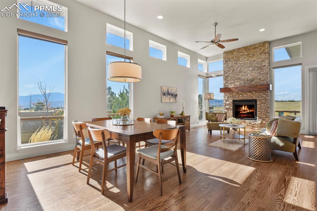 Image 15 of 50: Dining Area