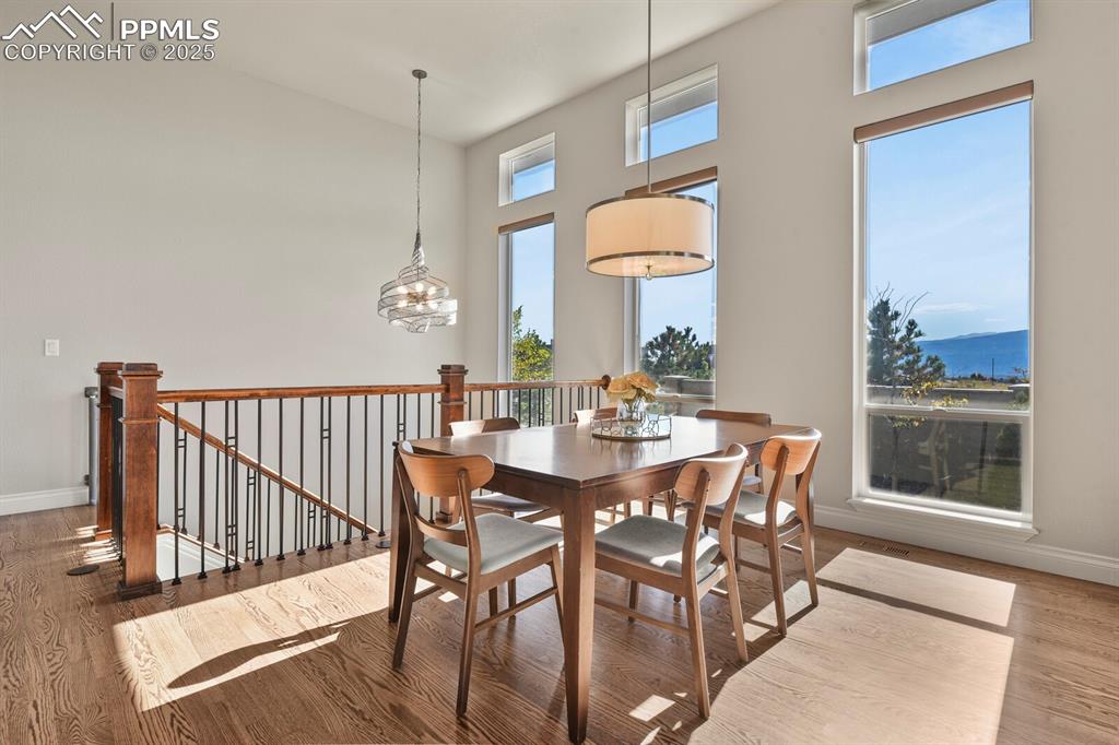 Image 16 of 50: Dining Area