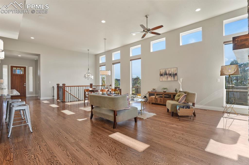 Image 18 of 50: Living Room