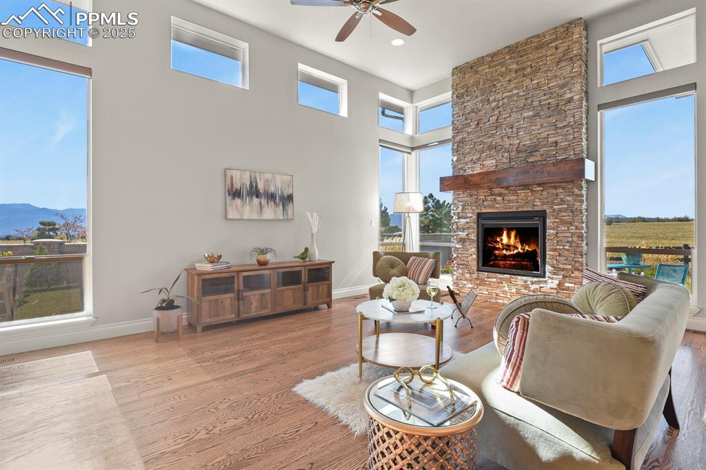 Image 19 of 50: Living Room