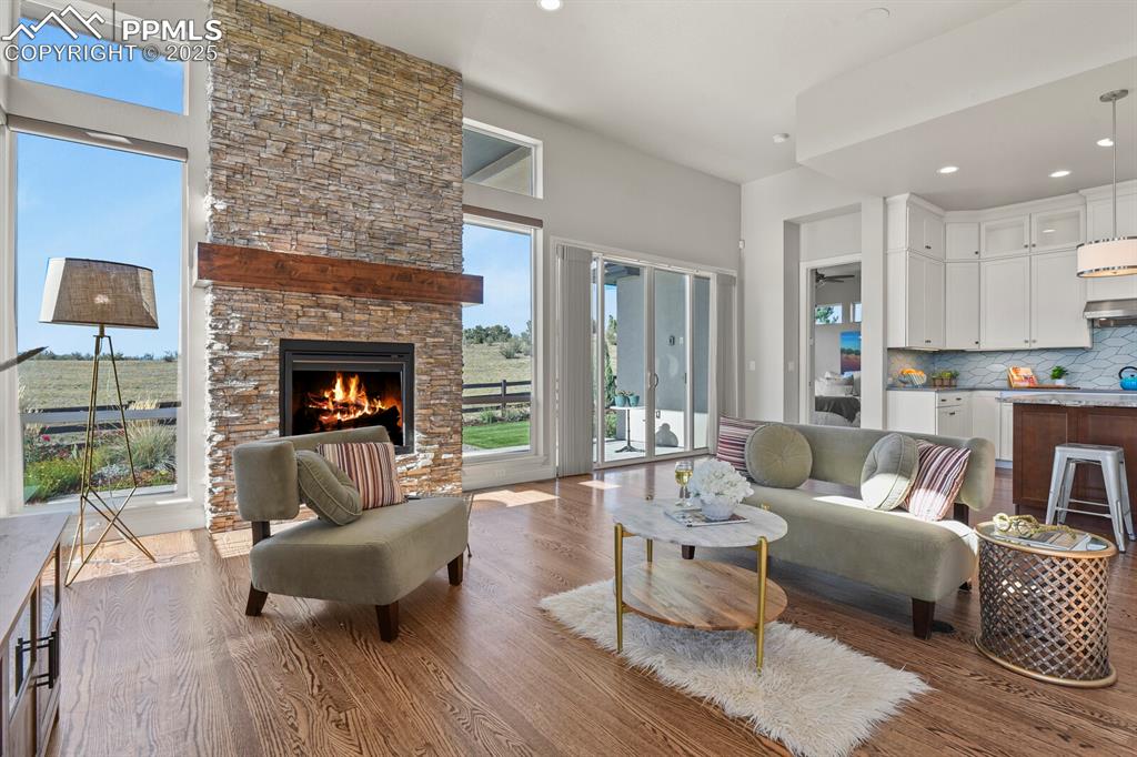 Image 20 of 50: Living Room